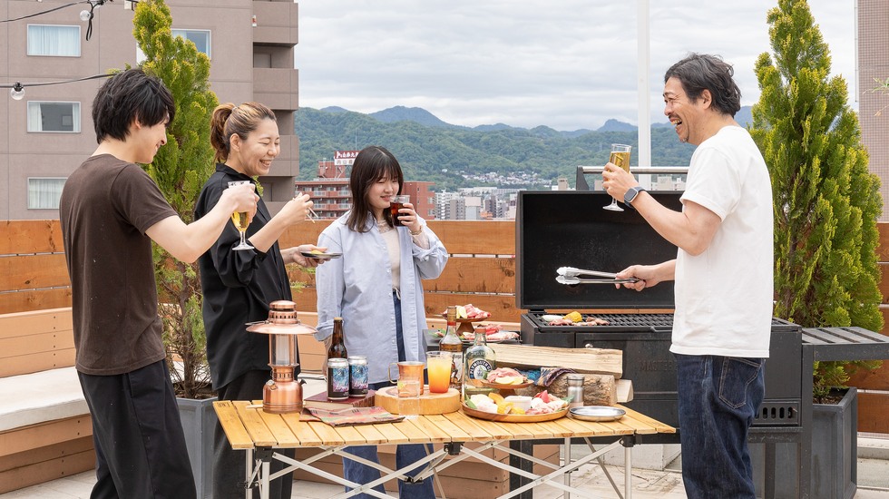 UNWIND ROOFTOP BBQを楽しむゲストイメージ