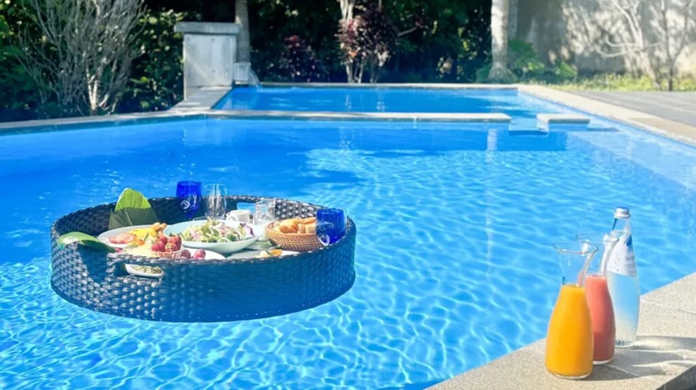 フローティングブレックファストとプール