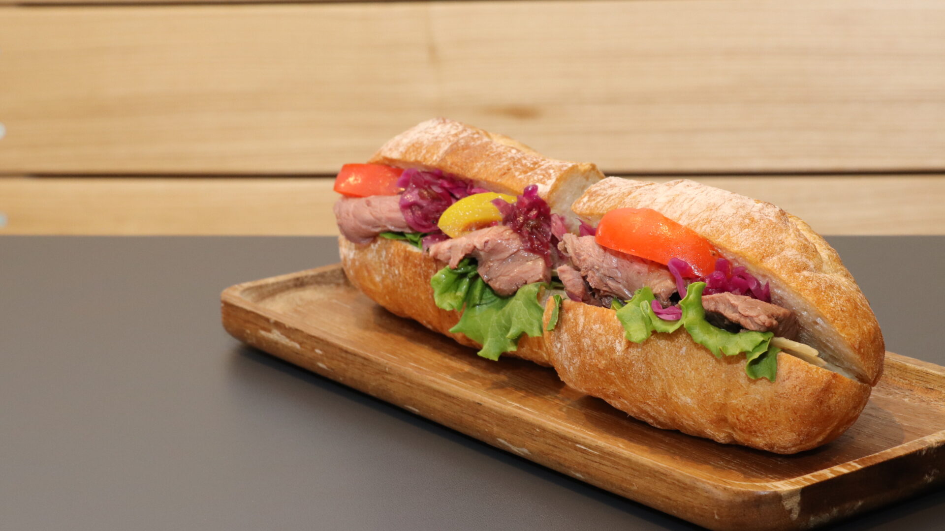 バル・デ・パンの人気No.1！ 道産牛のローストビーフサンド