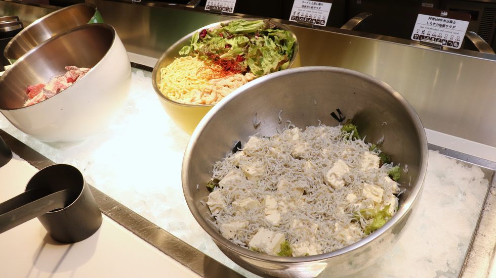 夕食の阿寒100年豆腐としらすの海藻サラダ