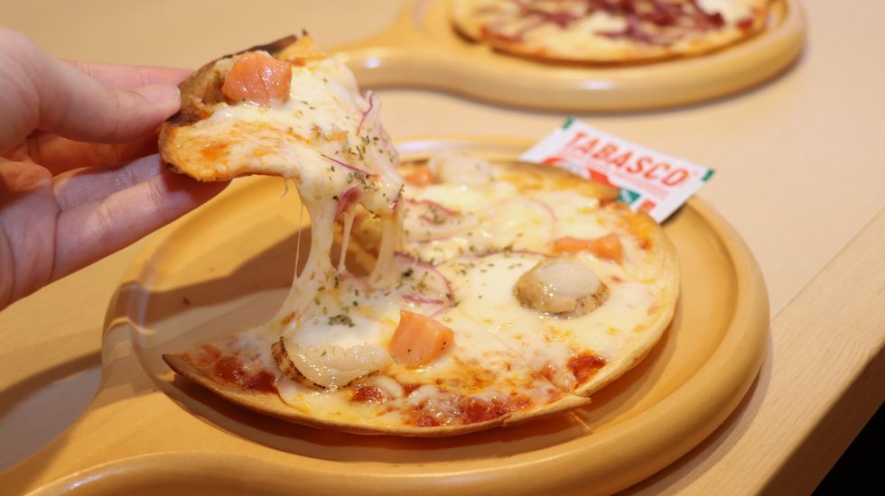夕食のピザ