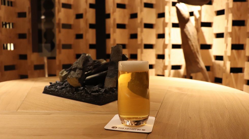 バーでクラフトビールをオーダー