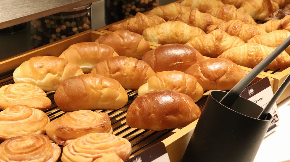 阿寒湖温泉内のベーカリーのパンが6種類ほど並ぶ