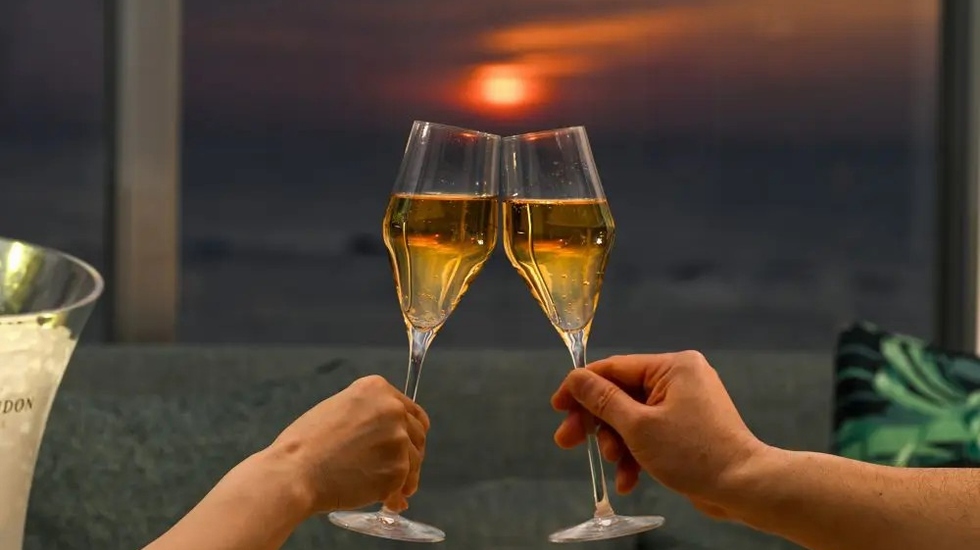 エグゼクティブラウンジ_イブニング乾杯イメージ