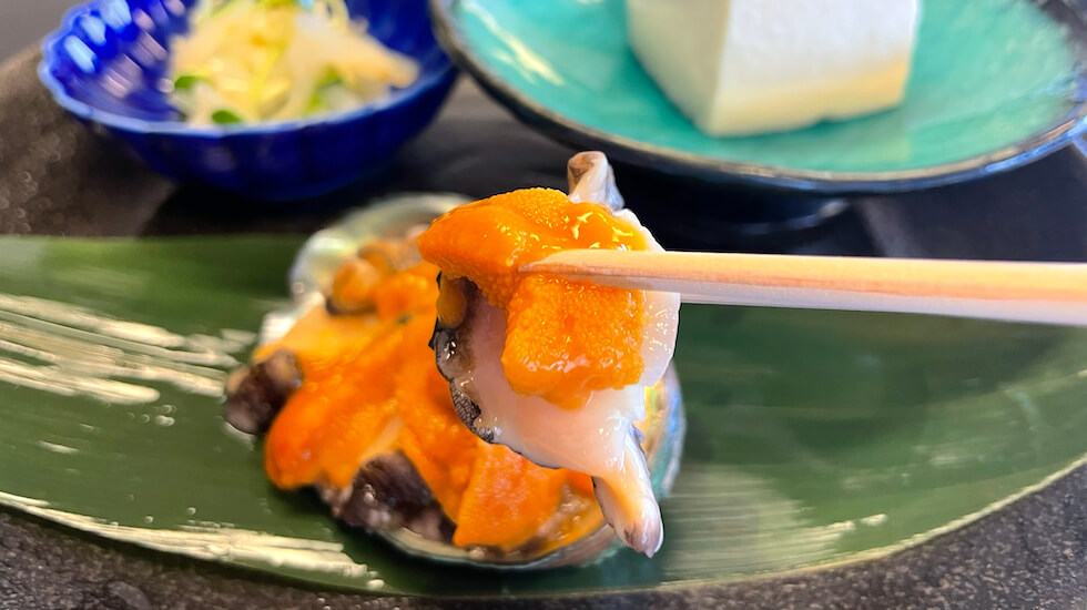 もちもちコリコリ食感！ 贅沢アワビのウニ焼き