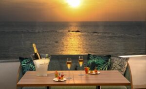 沖縄残波の絶景を望むエグゼクティブラウンジ