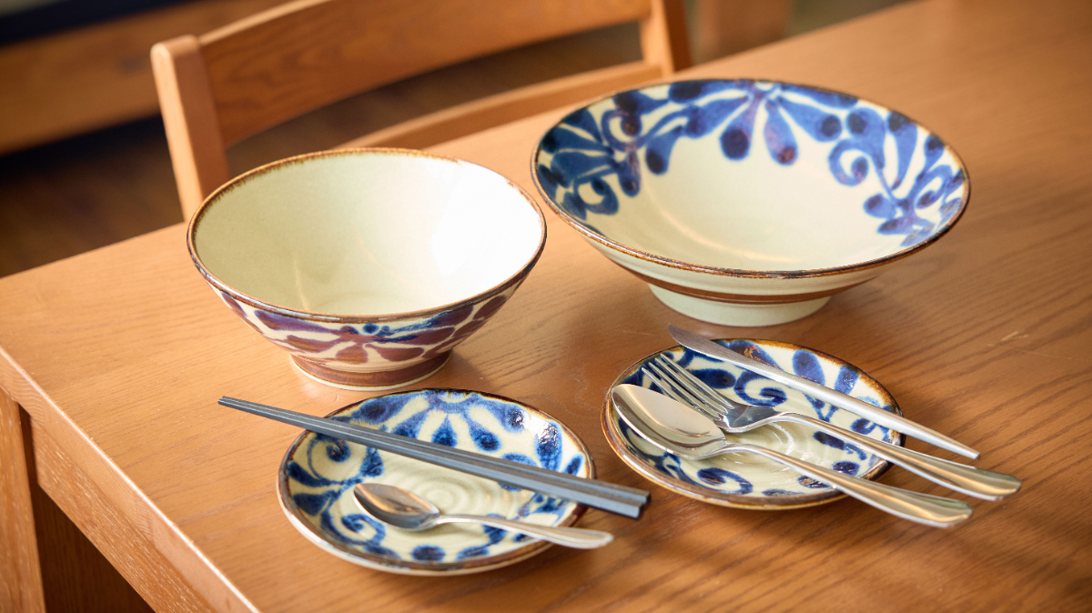 プールヴィラ 今泊の客室内にあるやちむん食器