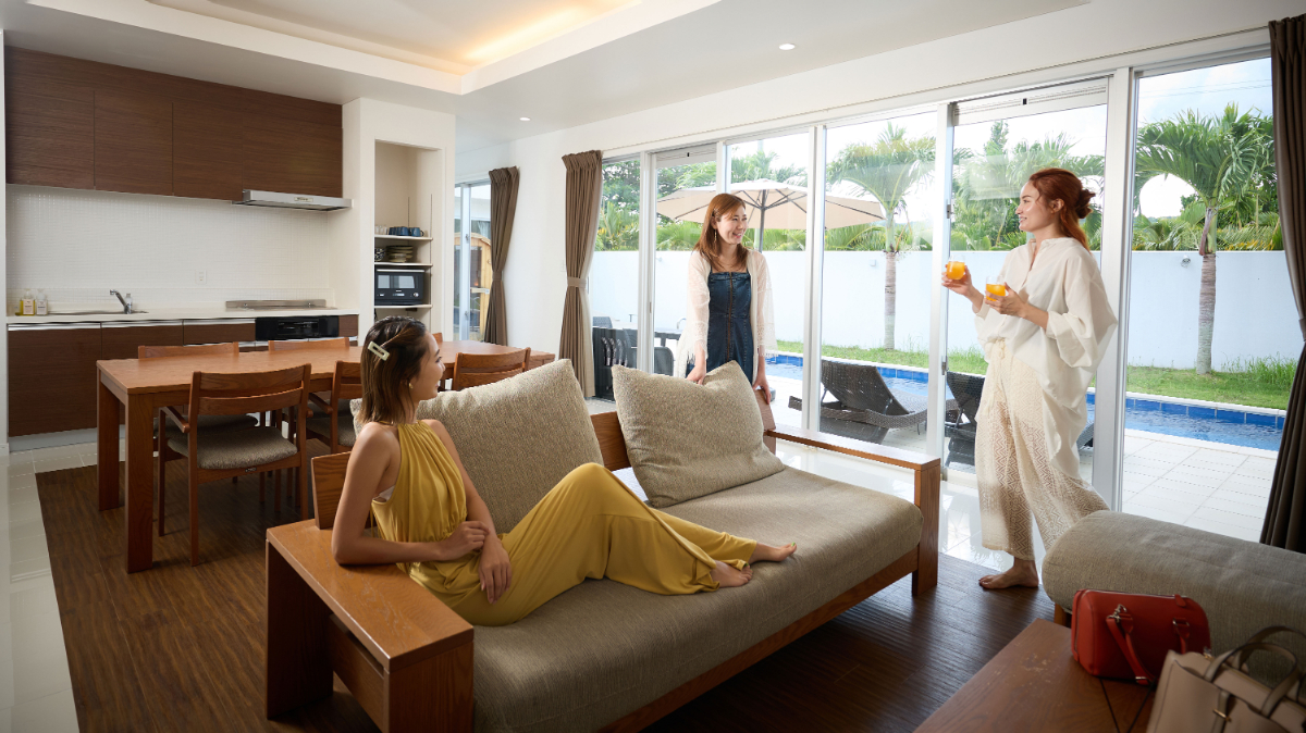 プールヴィラ 今泊のリビングで寛ぐ女子たち