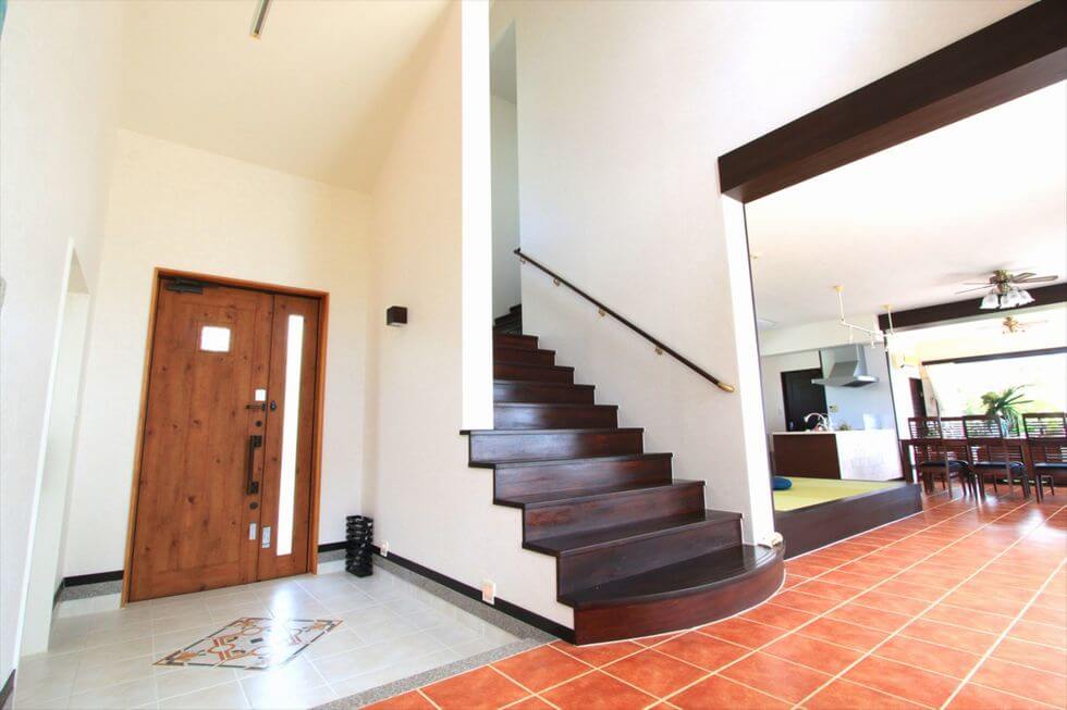 広々とした本館玄関ホール