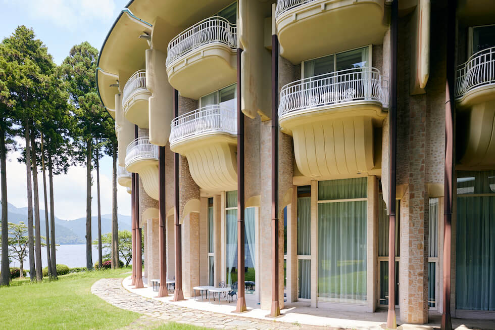 バルコニーの障壁や雨どいのディテール