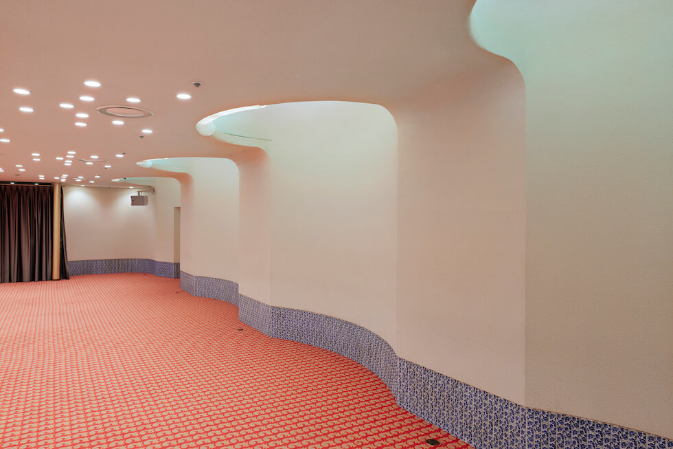 主宴会場の天井、間接照明、曲面のデザイン