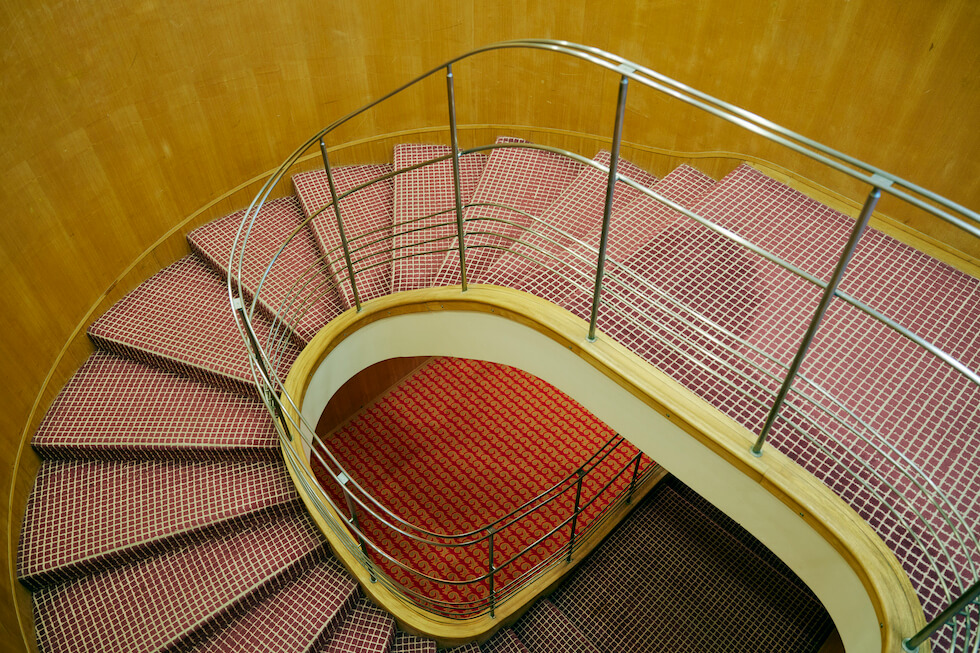 ザ・プリンス箱根芦ノ湖_フリーハンドで描いた階段の手すり