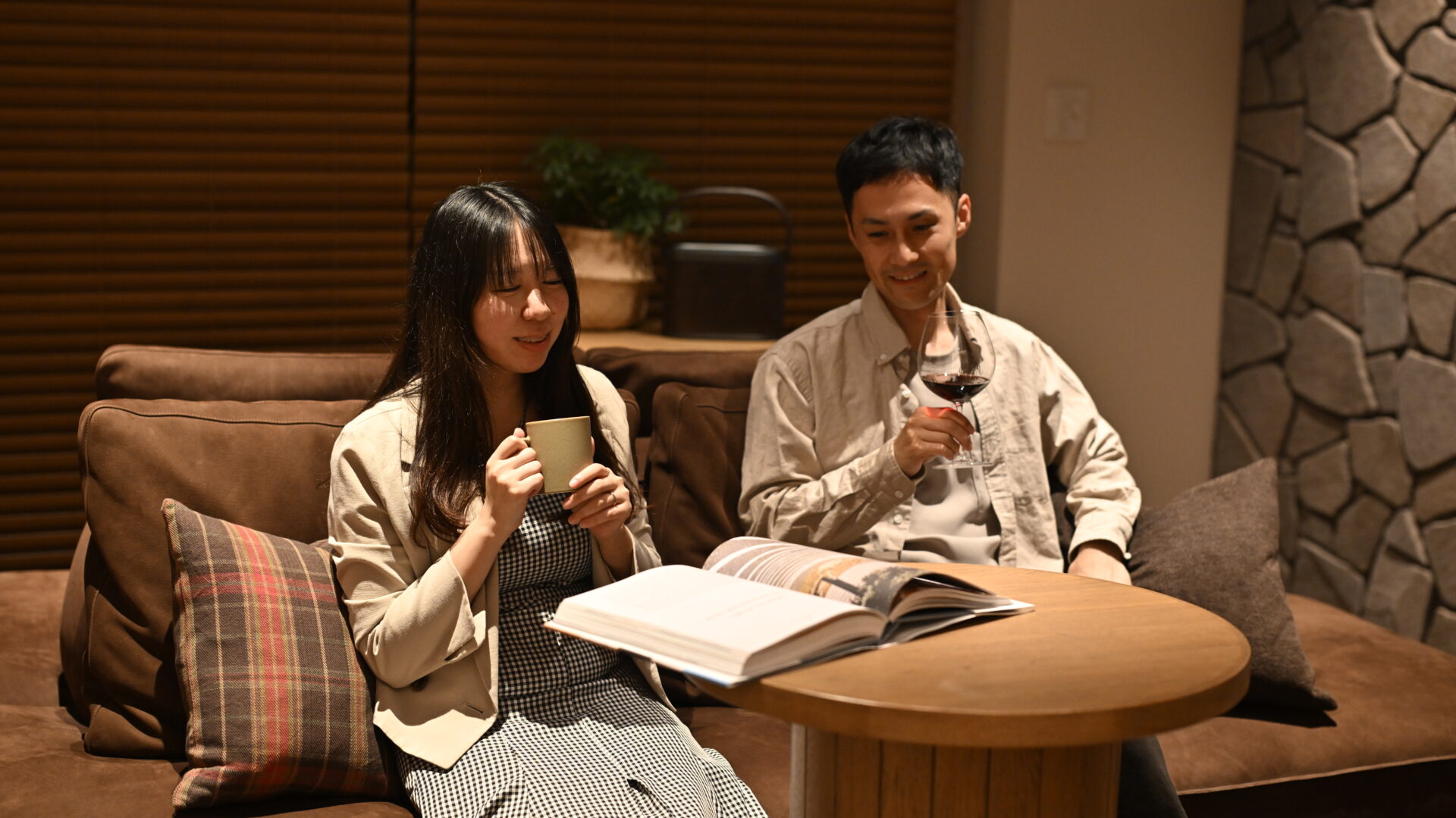 SOUSOUインテリアバルコニーでくつろぐ様子