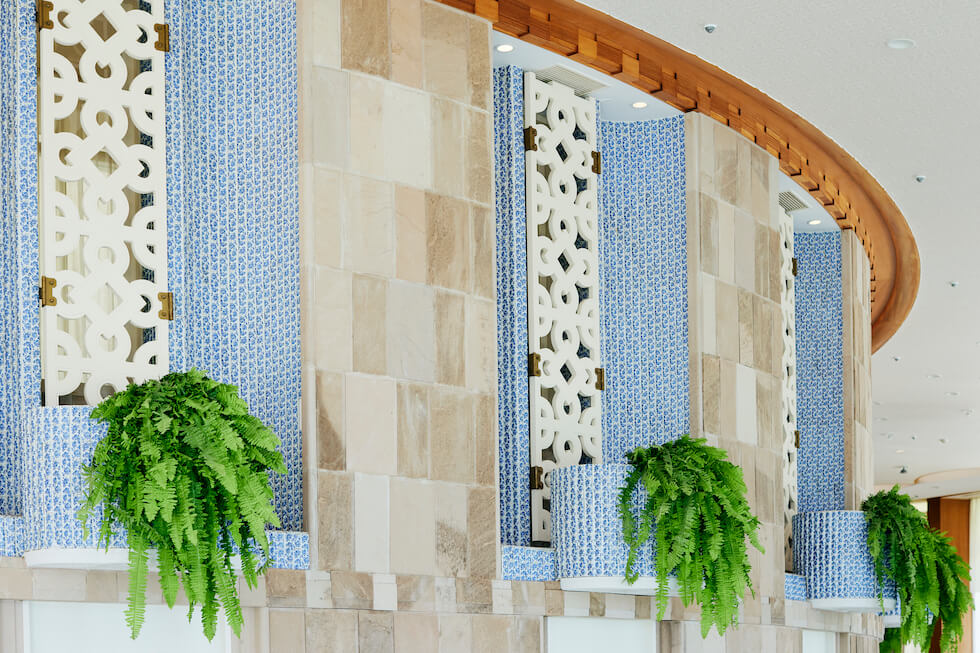 ル・トリアノンのインド砂岩を使用した壁と絵付タイルバルコニー