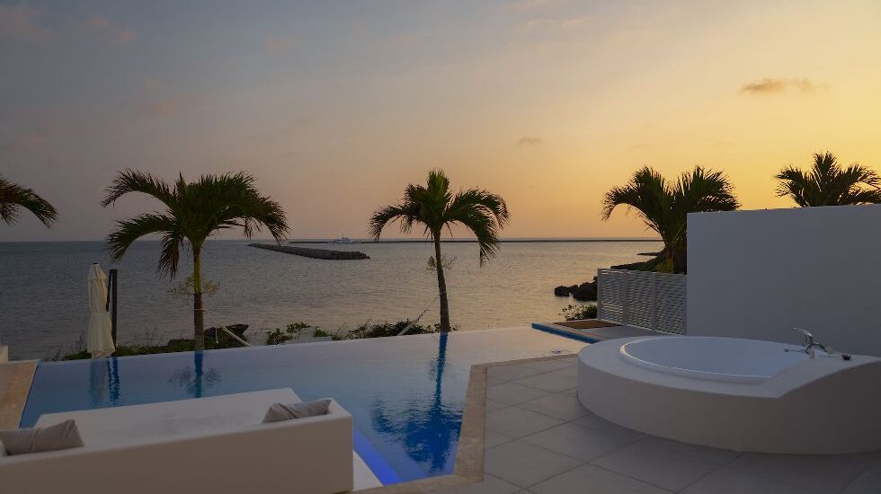 夕暮れのプールサイド