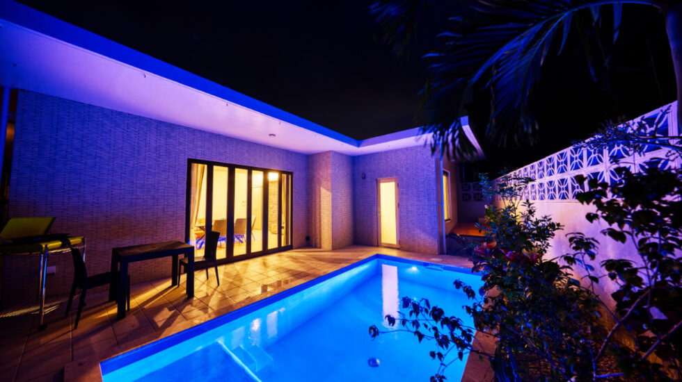 ライトアップされたナイトプール