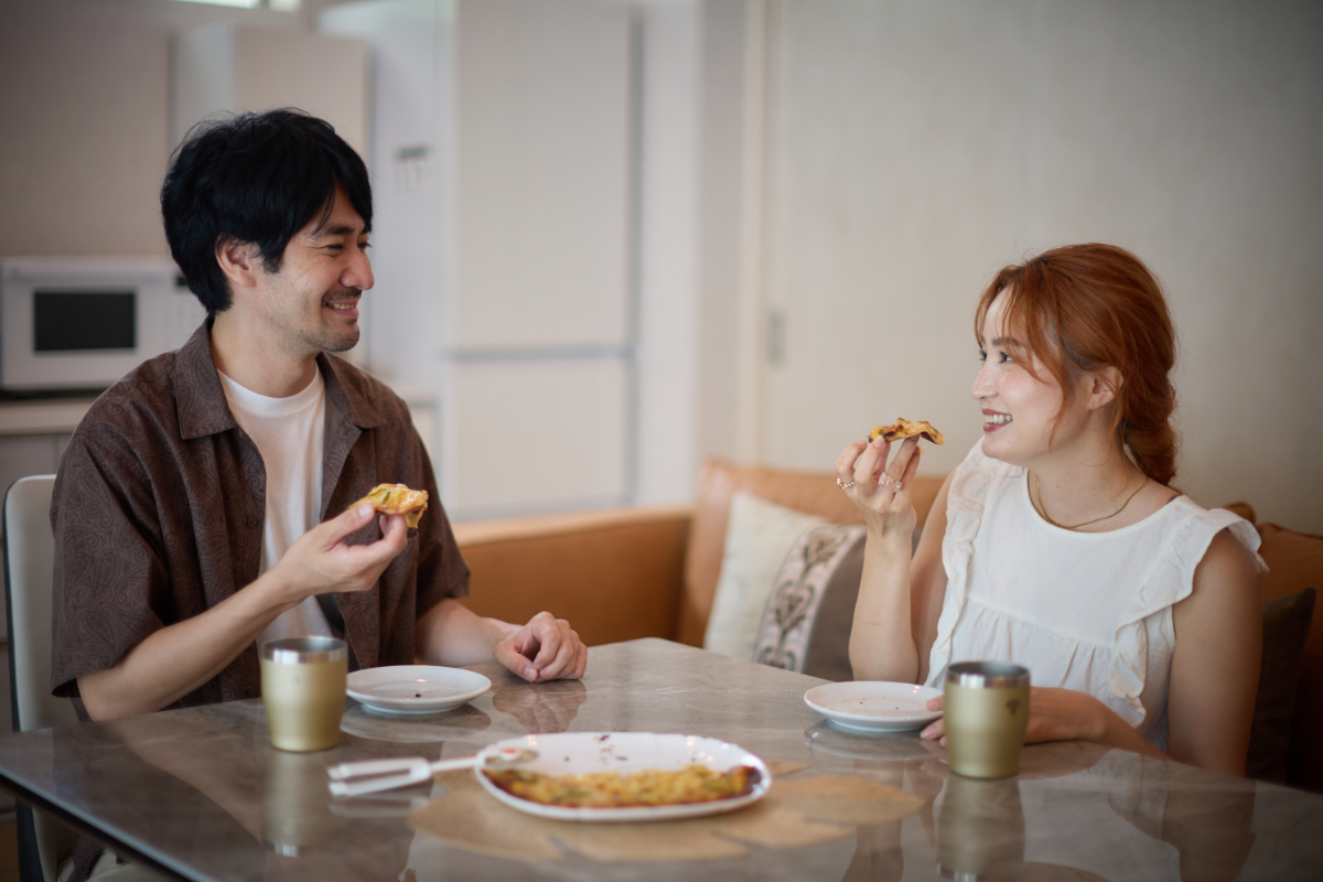 電気ピザ窯で焼いたピザを楽しむ