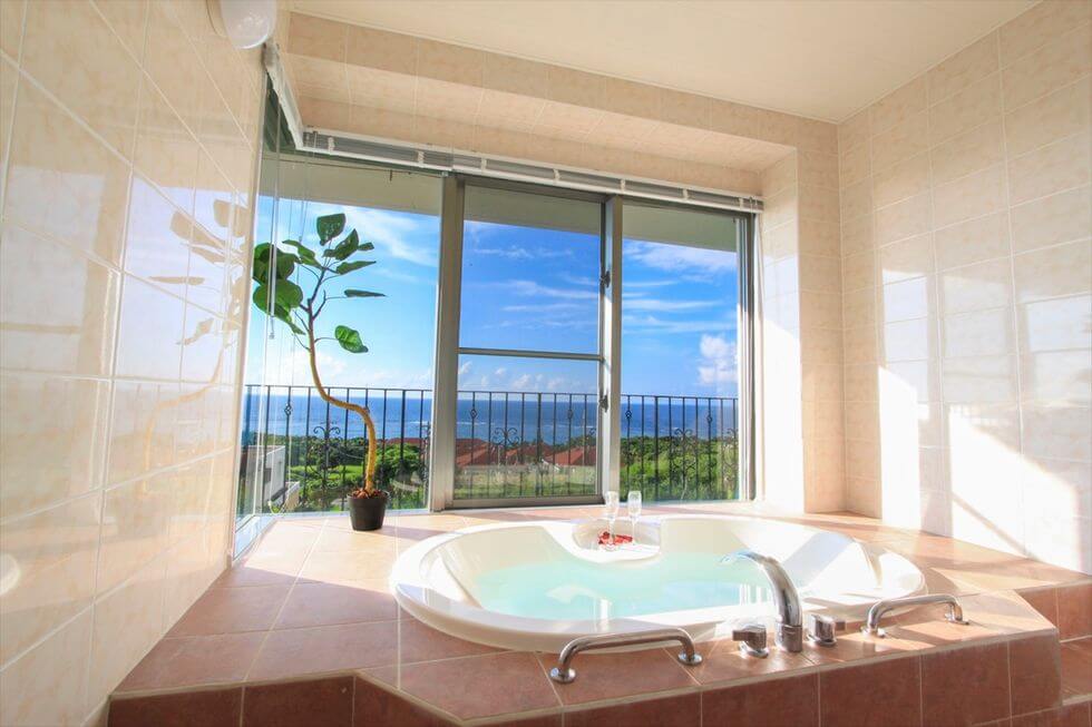 本館はバスルームからも海を望む