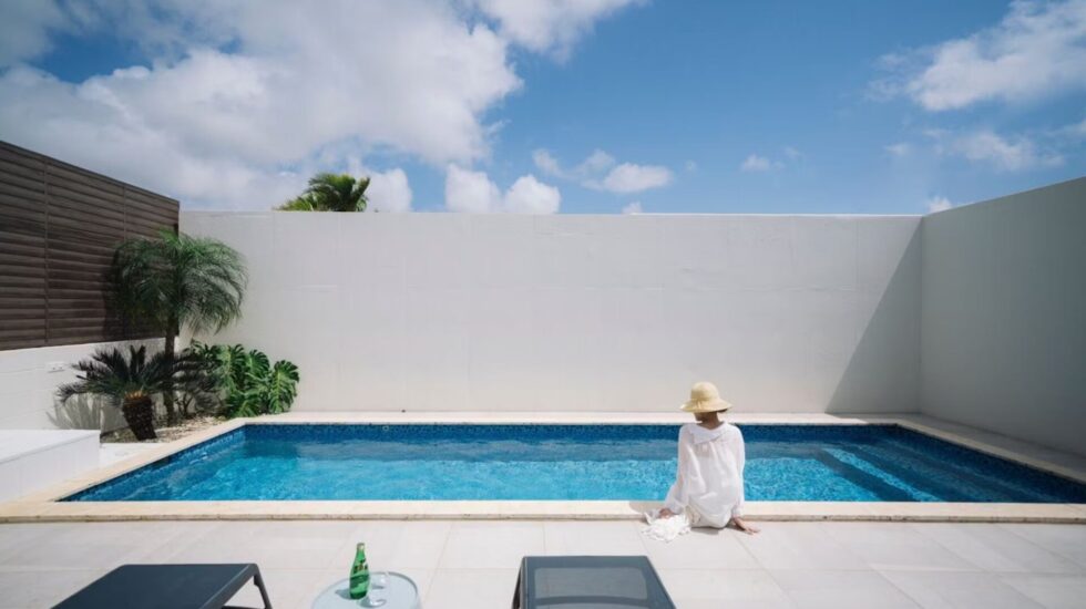 プール全景の写真