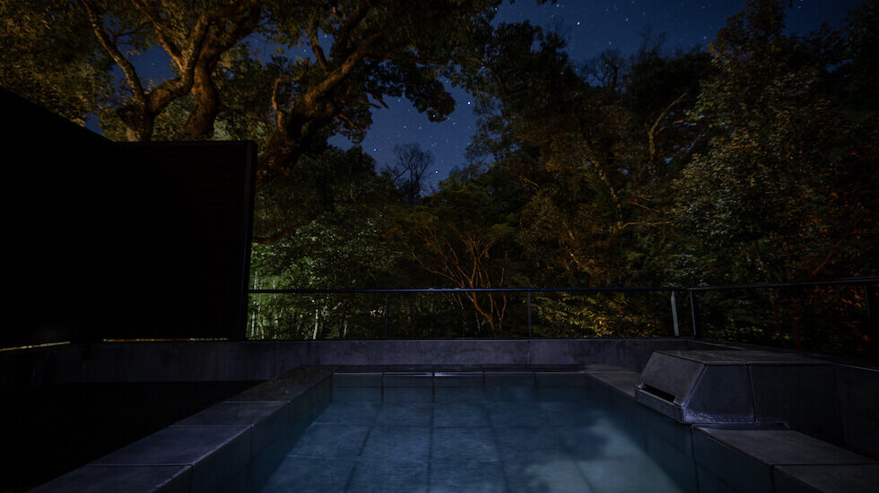 客室の露天風呂、夜の風景