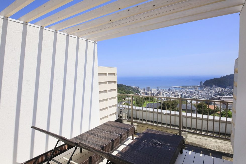 海と空に浮かぶテラス