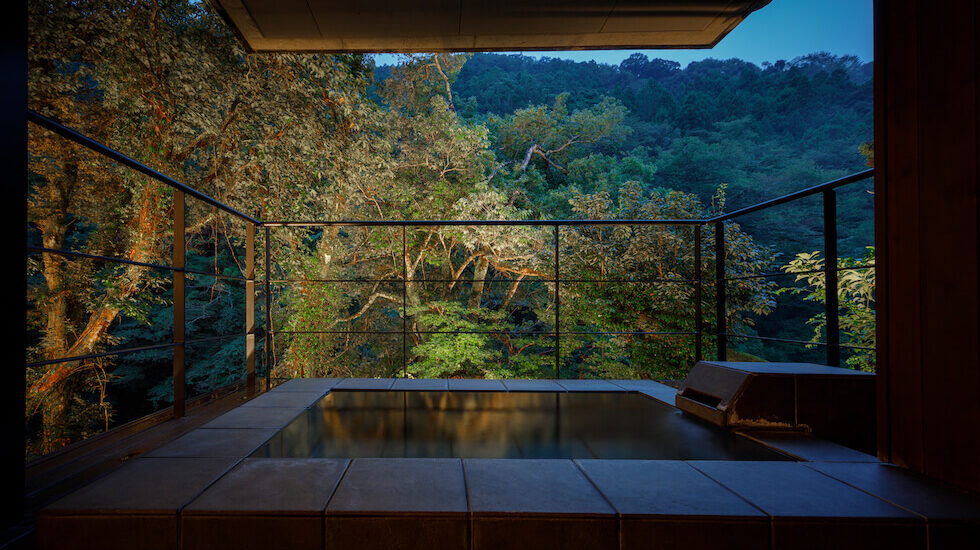 客室の露天風呂、夕暮れの風景