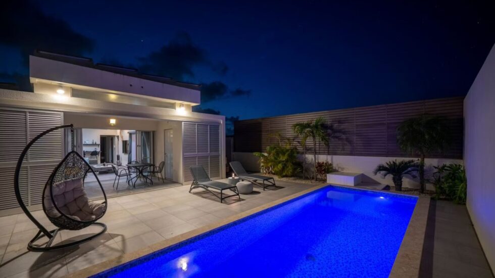 ナイトプールの風景