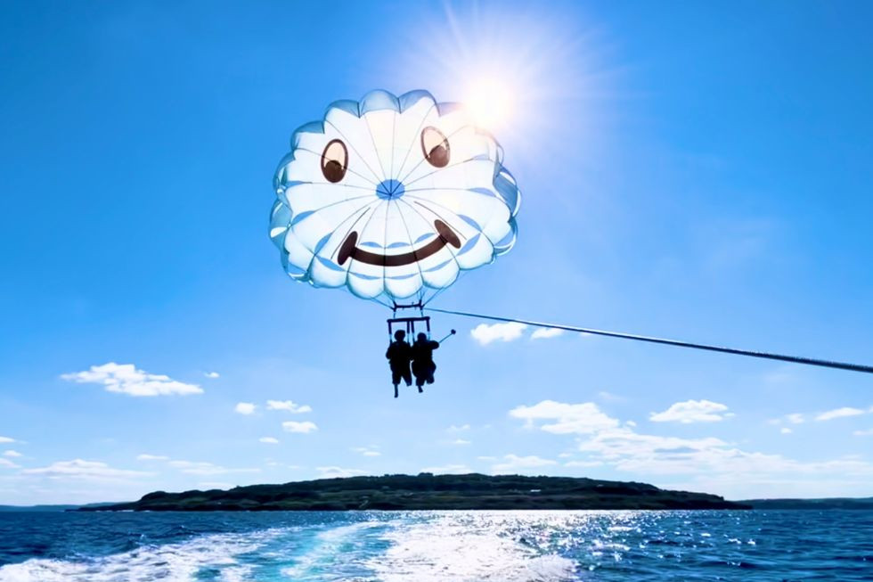 古宇利島エリア初となるパラセーリング