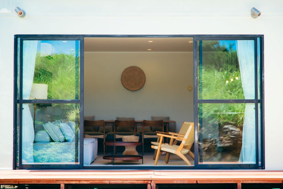 庭からのリビングルーム