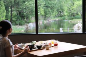 朝食を楽しむ女性