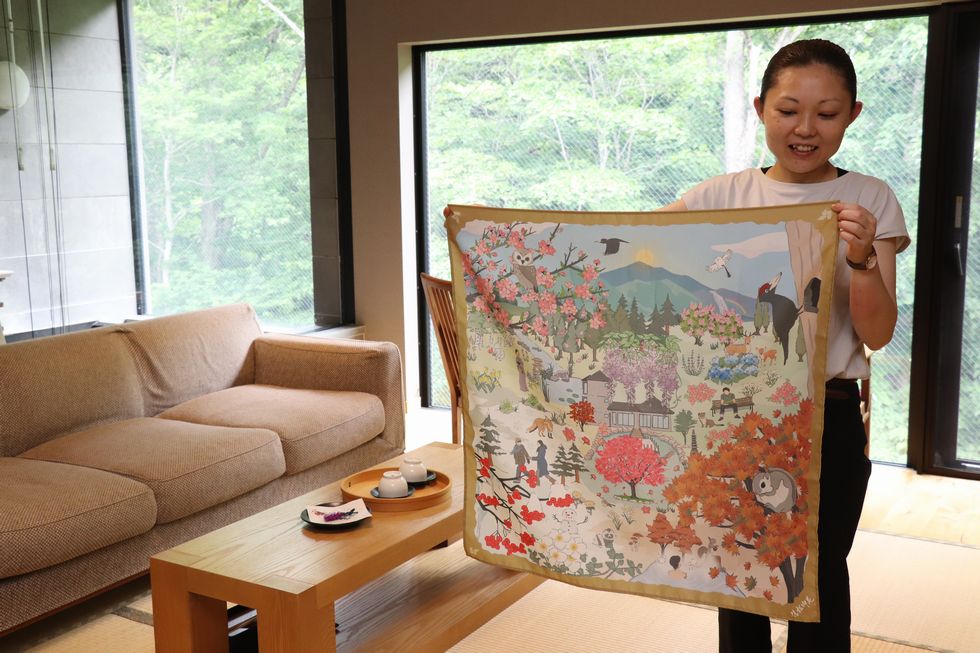 支配人が語る、オリジナル風呂敷に込められた物語