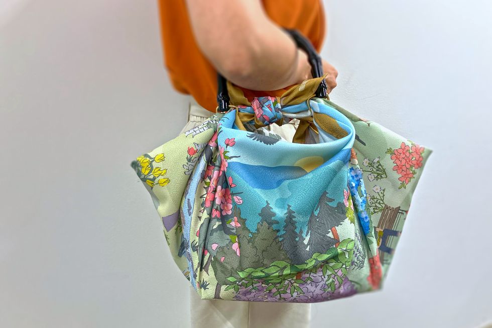 オリジナル風呂敷はバッグとしても利用できる