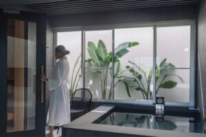 サウナルームに入っていく女性の絵