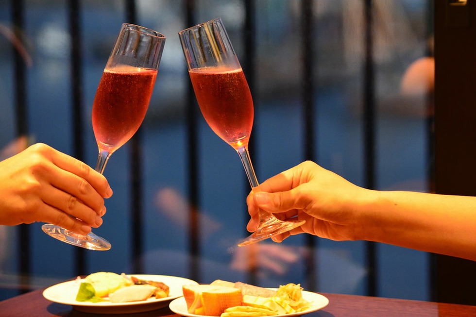 プレミアムラウンジ乾杯イメージ