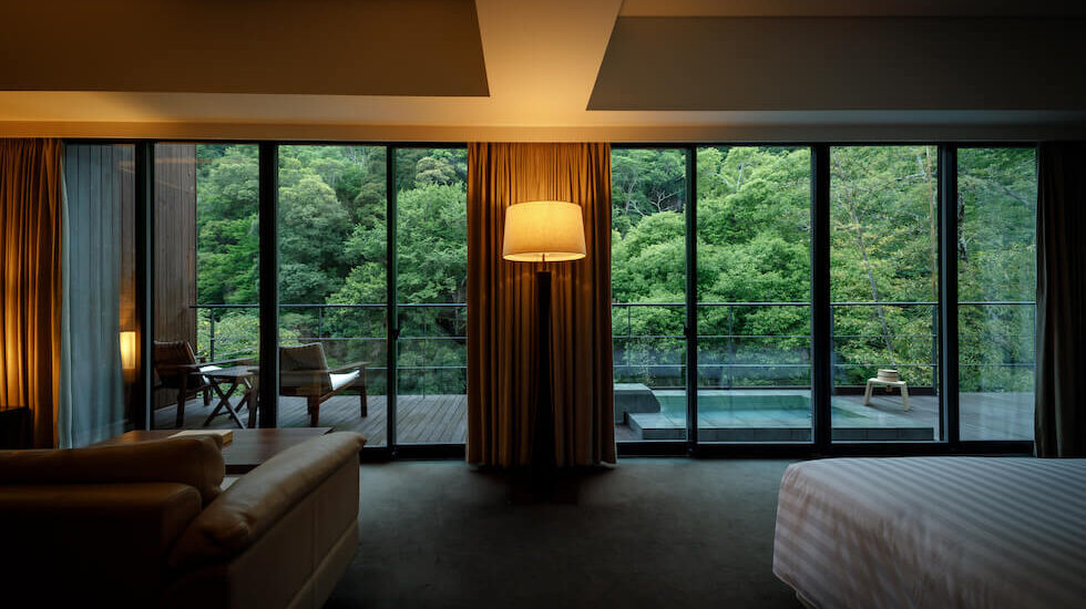 リバーウィングスイートのリビング全景