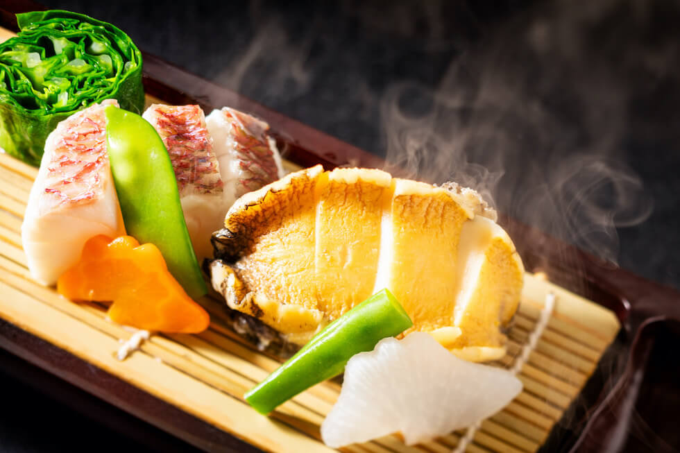 真鯛や鮑などを使用した「湯けむり蒸篭」