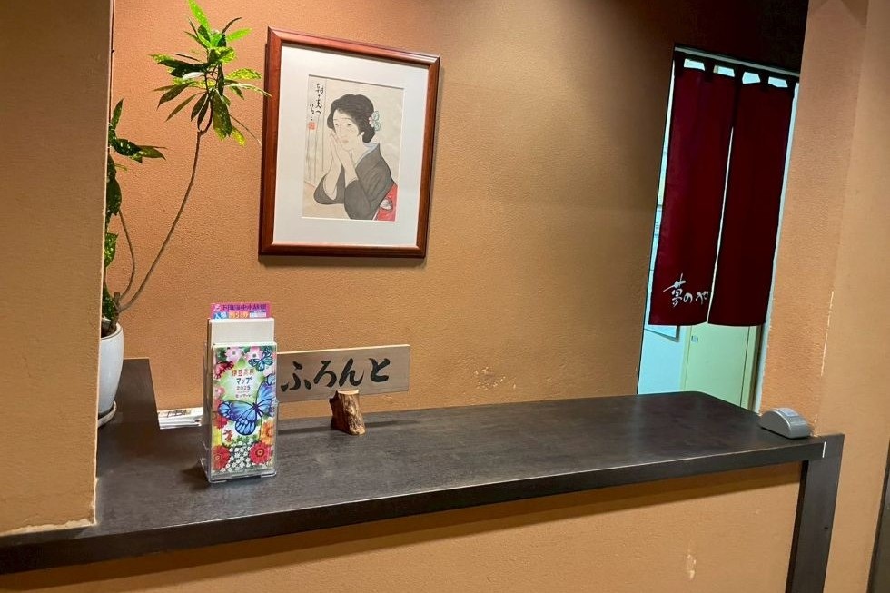 フロントは和のムード。お茶とお菓子で一休み