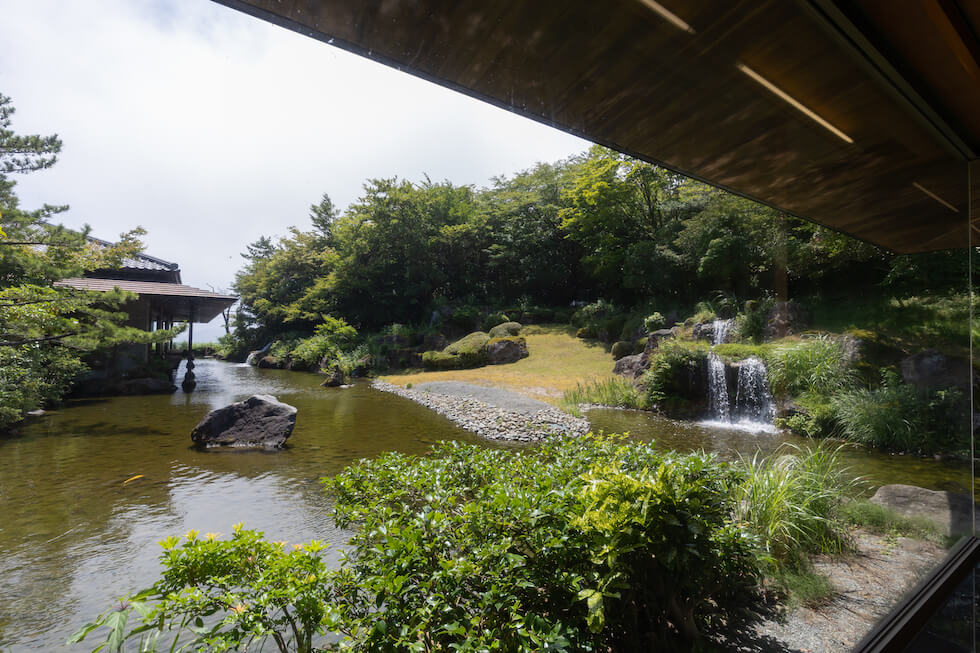 鯉が泳ぐ大きな池を眺めながら