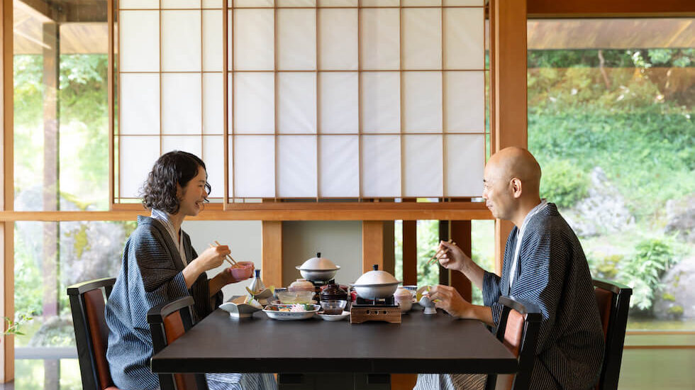 食事処で夕食を愉しむ夫婦