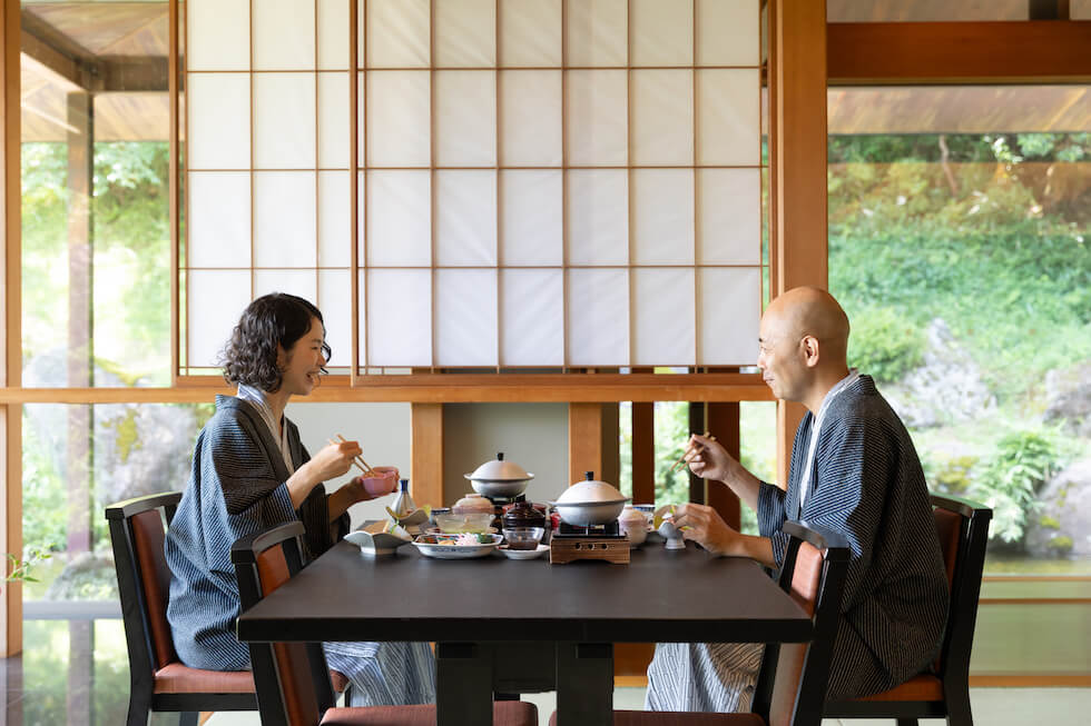食事処で夕食を愉しむ夫婦