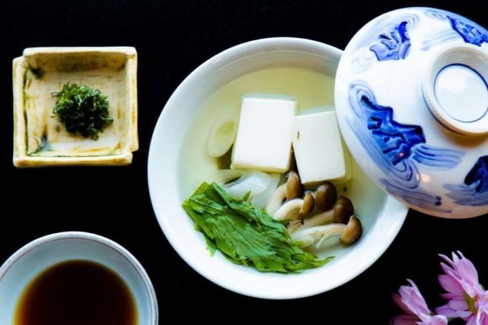 豆腐の甘みを感じられる湯豆腐も人気の一品