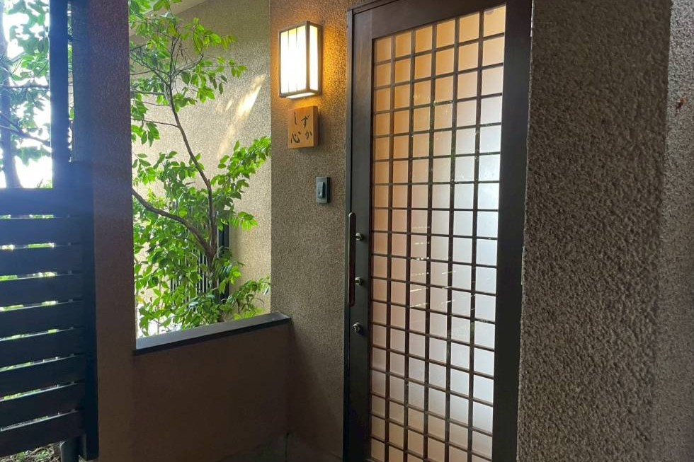 外廊下を渡って、本日の離れ「しずか心」へ到着