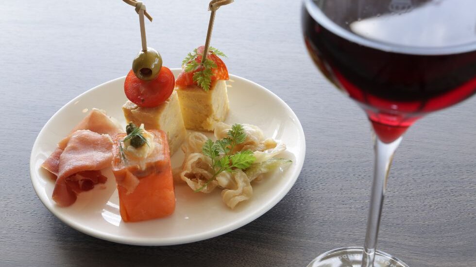 イブニングタイムのワインとアペタイザー