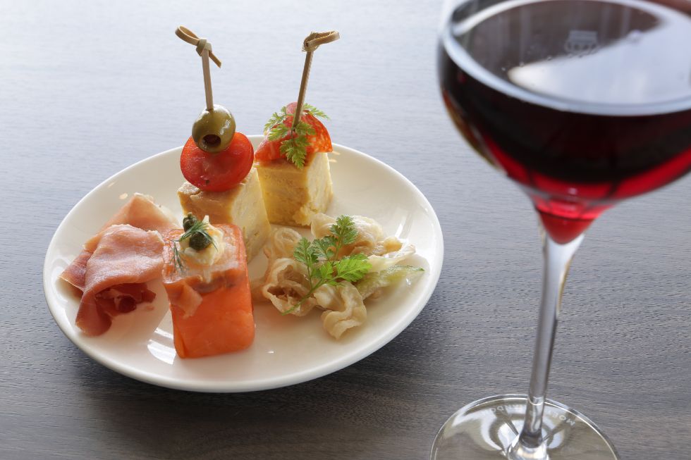 イブニングタイムのワインとアペタイザー