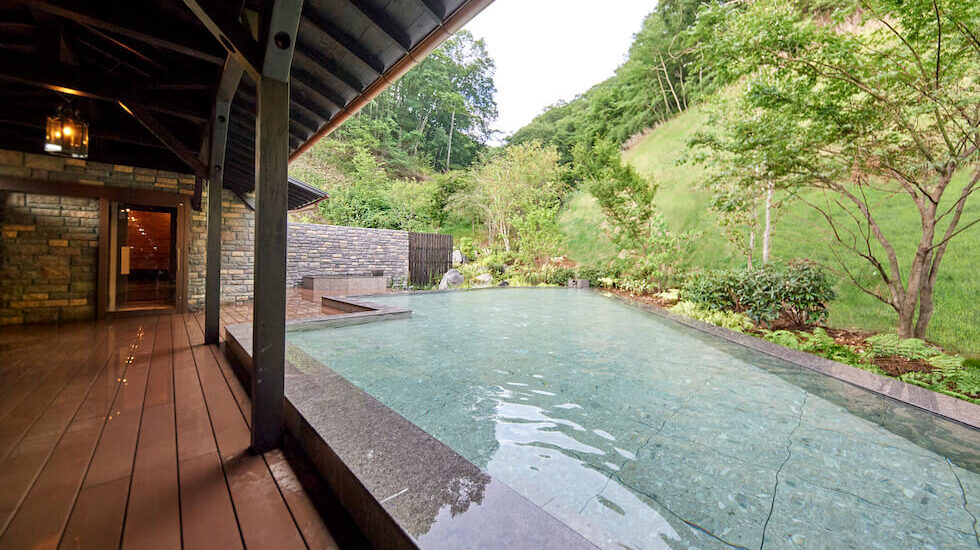 隣接する、八風温泉の露天風呂