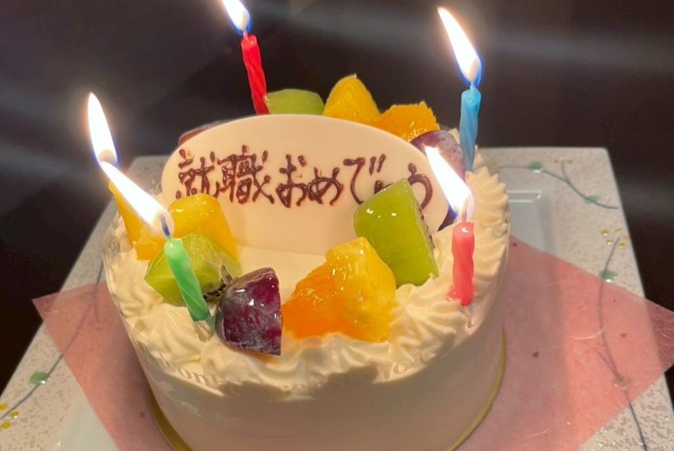 宿が用意してくれたお祝いのホールケーキ