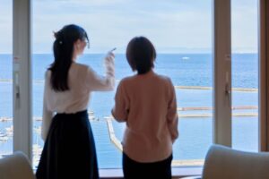 海を眺める女性2名