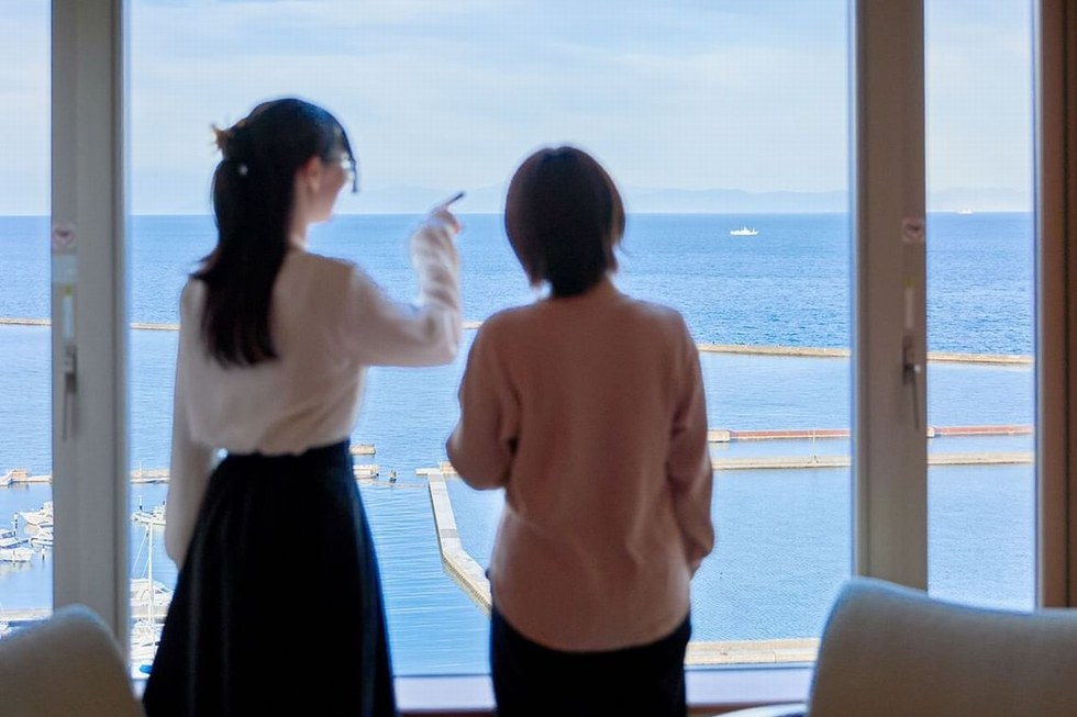 海を眺める女性2名