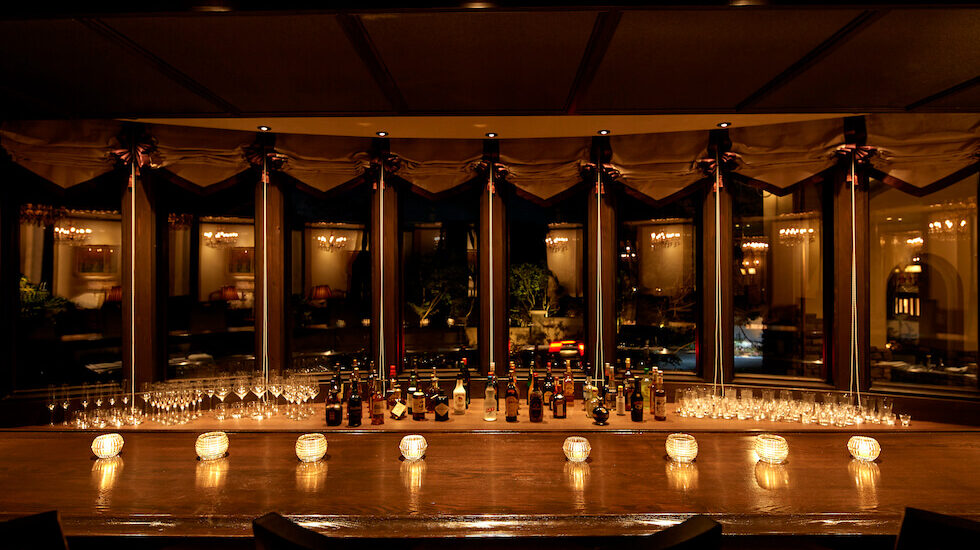 重厚なクラシック調の設えが特徴の「Bar Rouge」