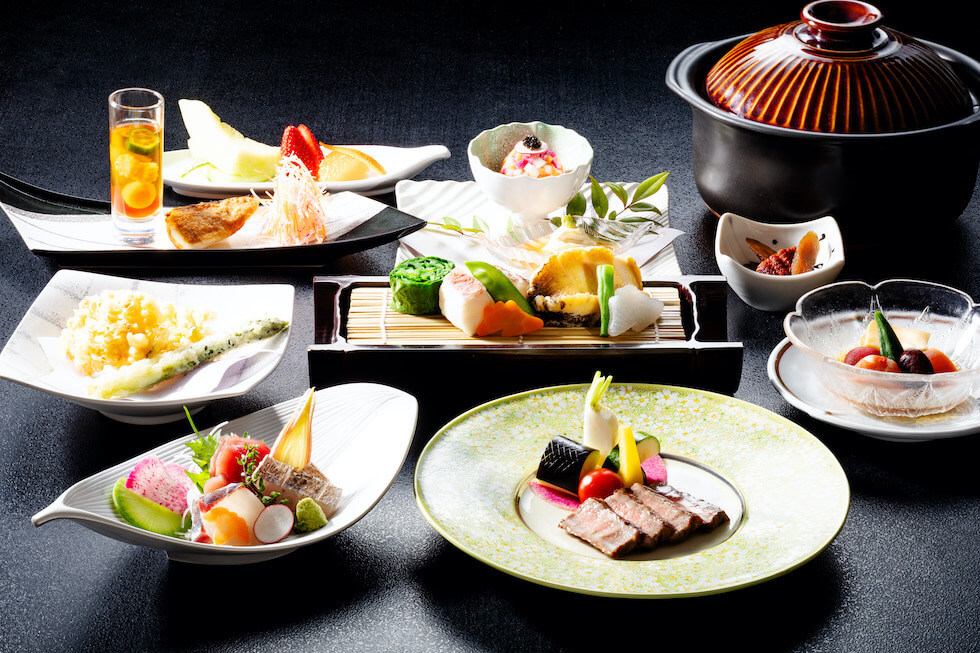 季節の味覚をふんだんに使用した「特別会席」